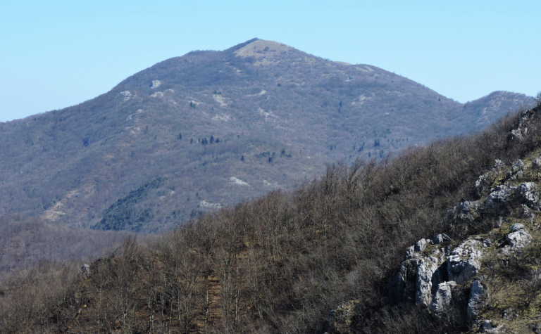 Il monte Carmo di Loano dal crinale della Rocca Barbena