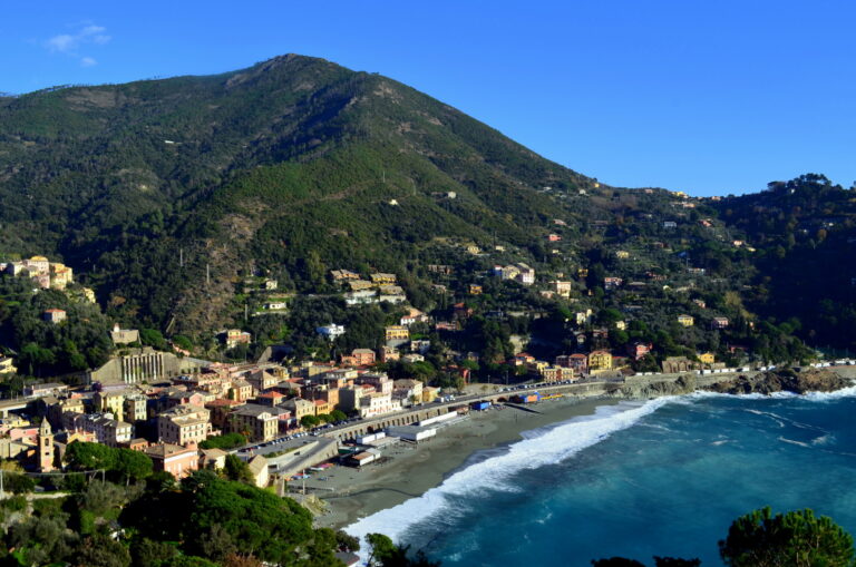 Bonassola tra le colline e il mare