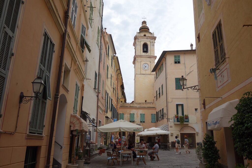 Piazza del Popolo a Bordighera Alta
