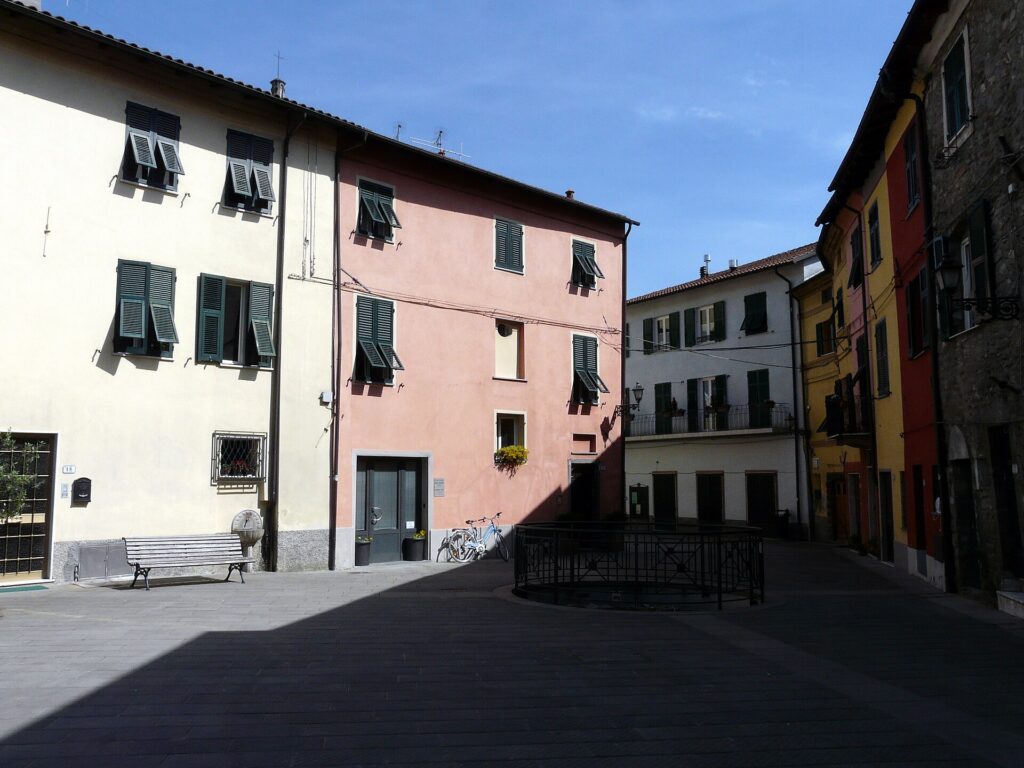 Piazza Brosini, la piazza della concattedrale a Brugnato