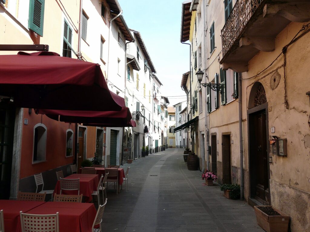 Via Borgo San Bernardo nel centro storico di Brugnato