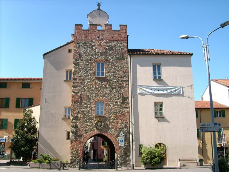 Una delle porte con torre del centro storico di Cairo Montenotte