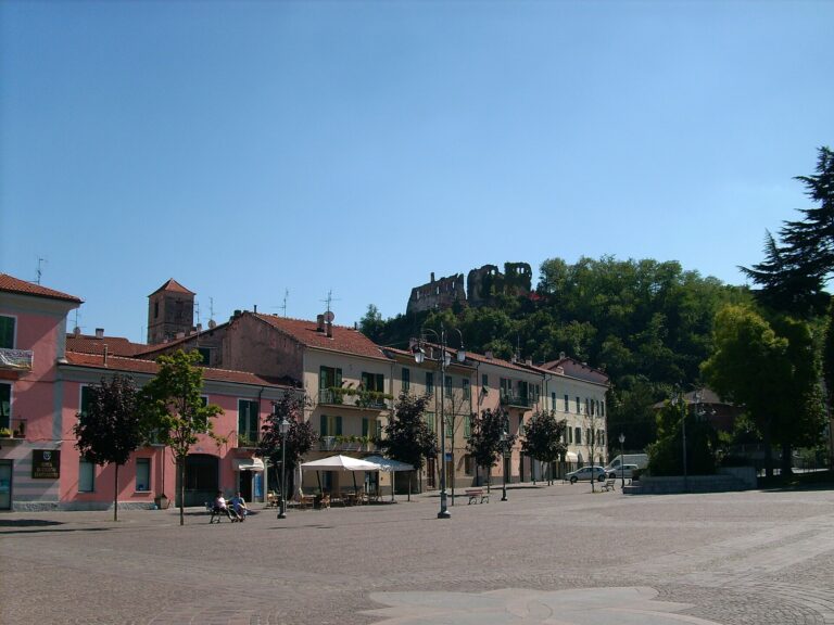 La piazza del centro di Cairo Montenotte con i ruderi del castello sullo sfondo