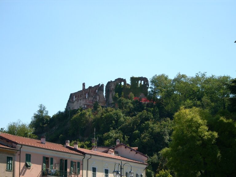 I ruderi del castello sopra i tetti di Cairo Montenotte