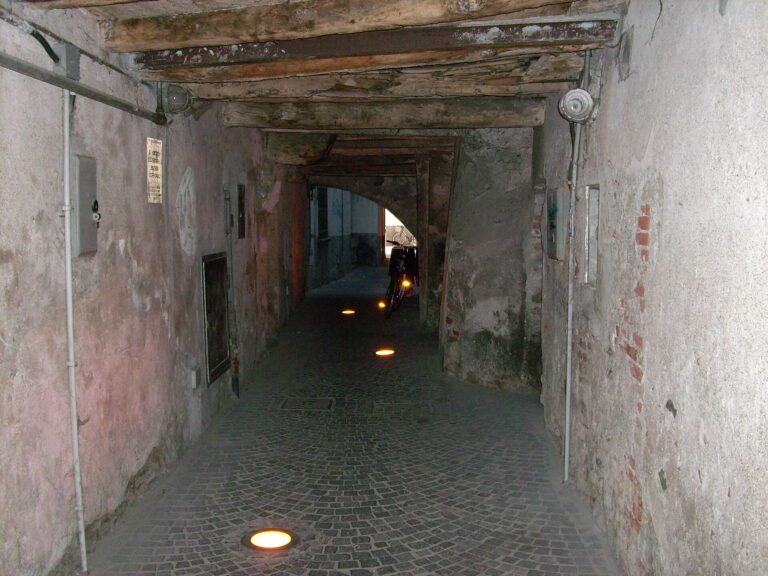 Un passaggio coperto nel centro storico di Cairo Montenotte