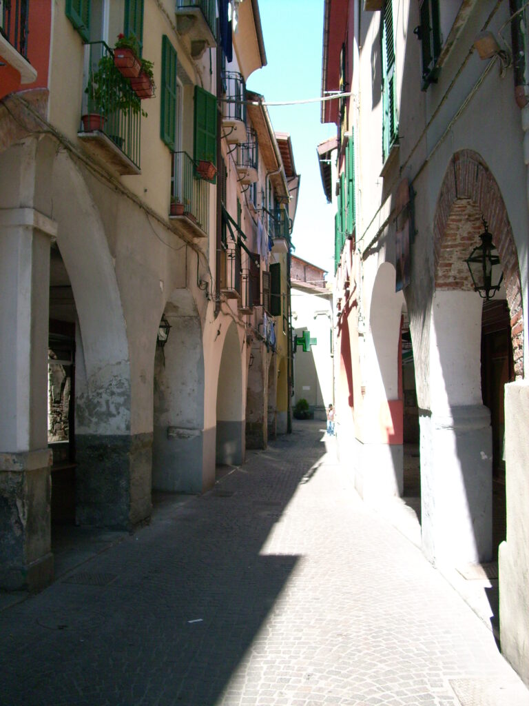 Una via con portici nel centro storico di Cairo Montenotte