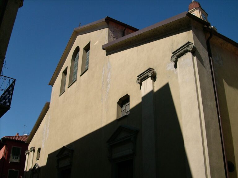 La facciata della chiesa di San Lorenzo a Cairo Montenotte