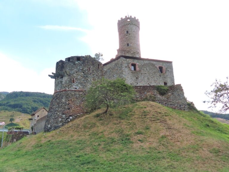 Il castello Spinola sul colle sopra Campo Ligure