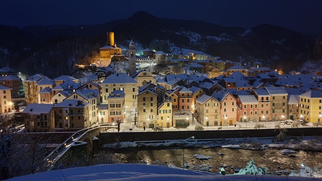 Campo Ligure di notte sotto la neve