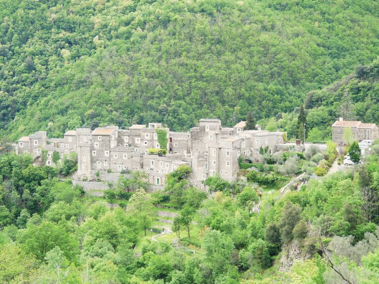 Colletta di Castelbianco vista dalla valle