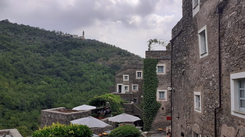 Una terrazza e le case in pietra di Colletta di Castelbianco