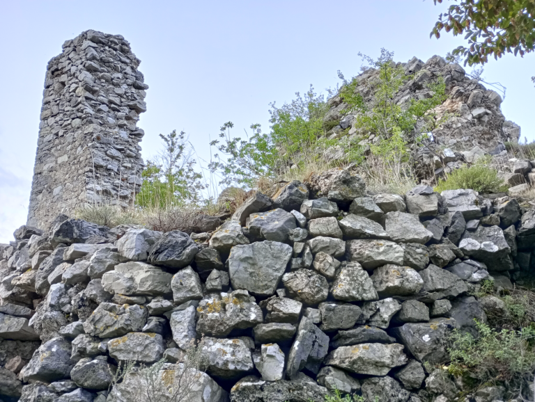 I ruderi del castello di Castelbianco: muro in pietra e torre