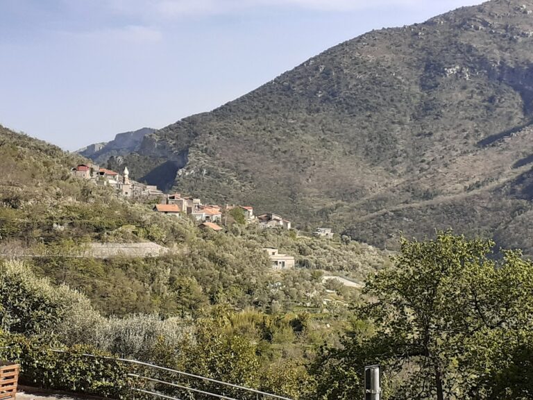 Vesallo, frazione di Castelbianco, vista da Veravo