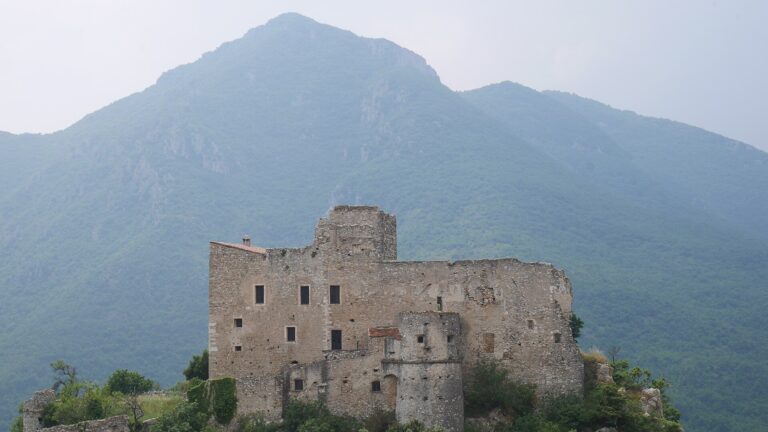 Il castello dei Clavesana con la montagna alle spalle