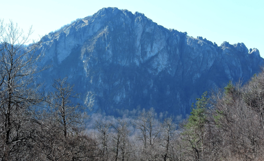 Il versante nord della Rocca Barbena