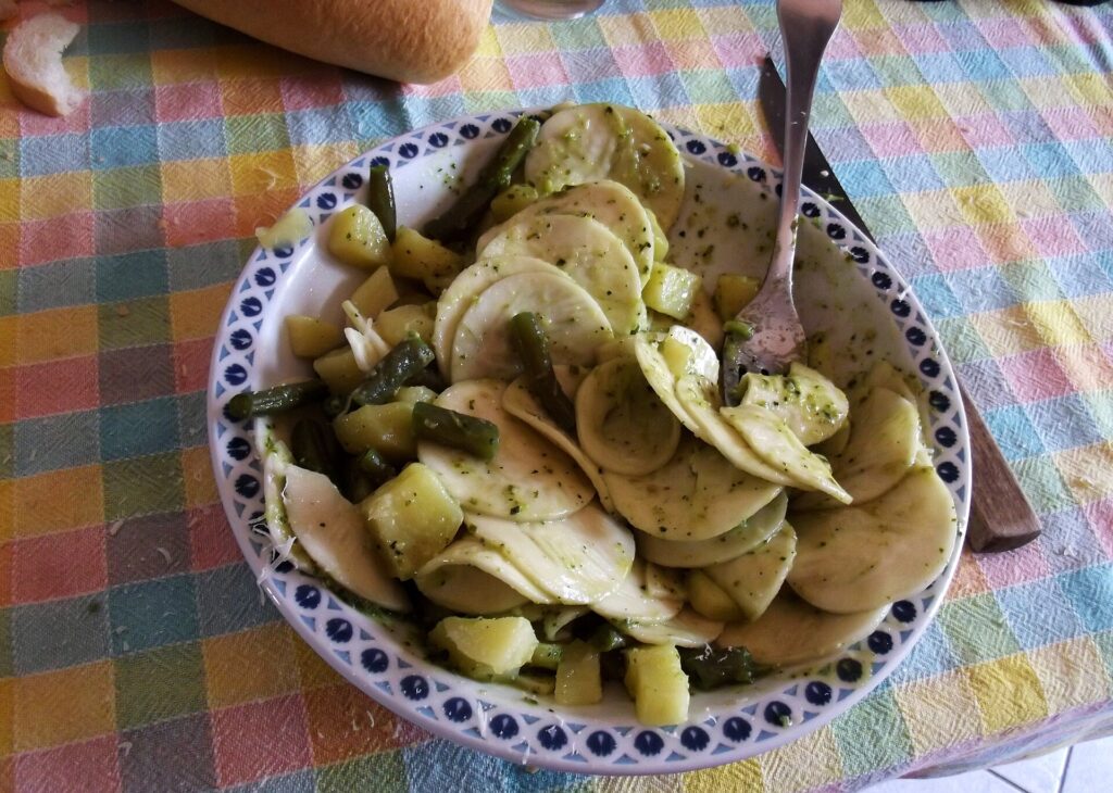 Croxetti al pesto con patate e fagiolini verdi in un piatto