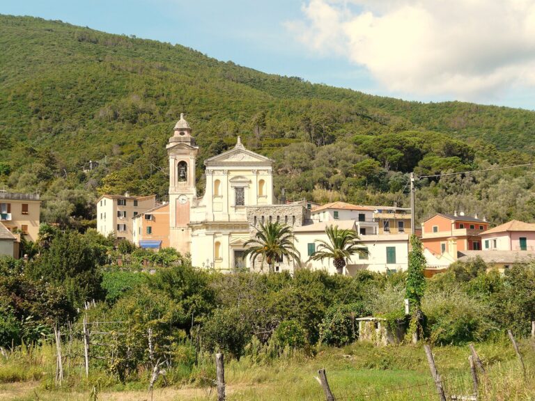 Deiva Marina con la chiesa parrocchiale