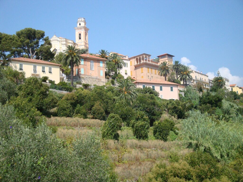 Diano Castello con il campanile sulla collina
