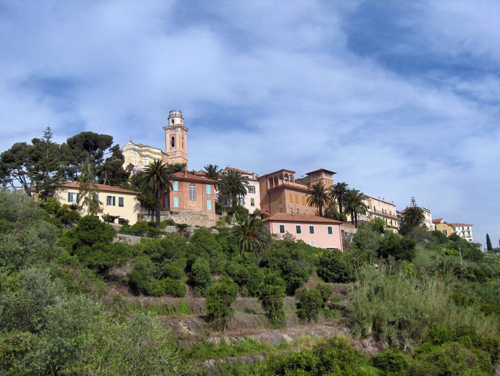 Vista generale di Diano Castello con la chiesa di San Nicola di Bari