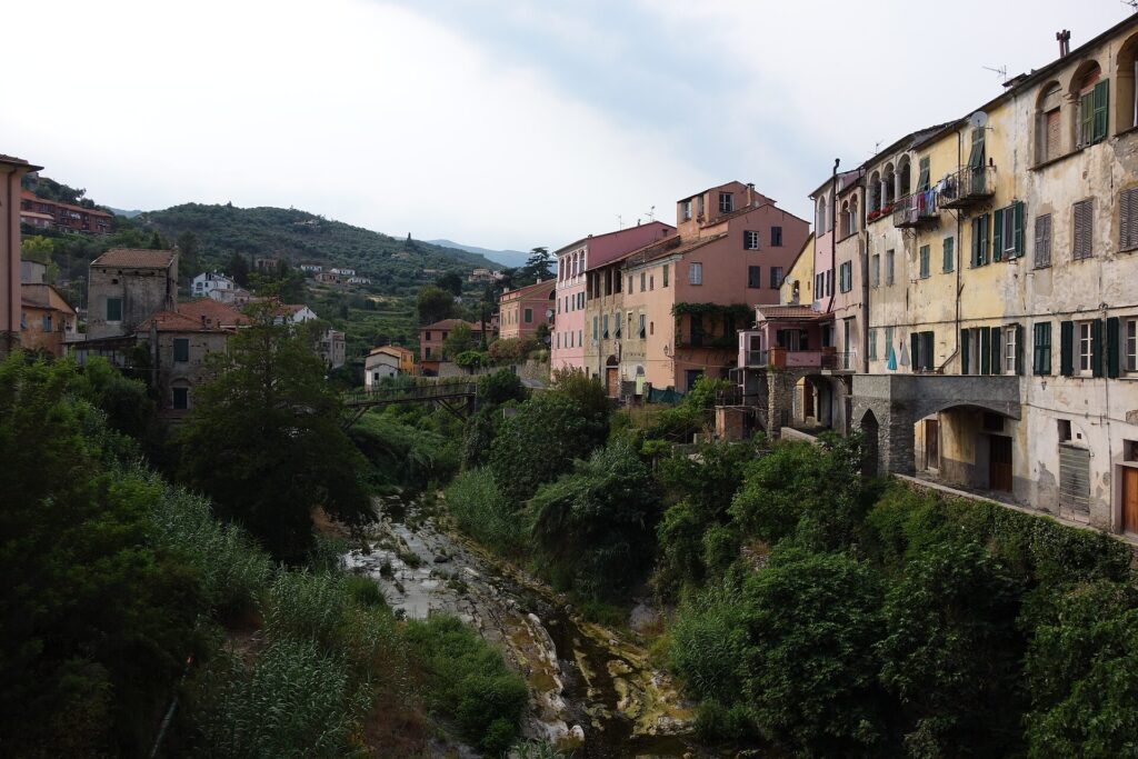Dolcedo affacciata sul torrente