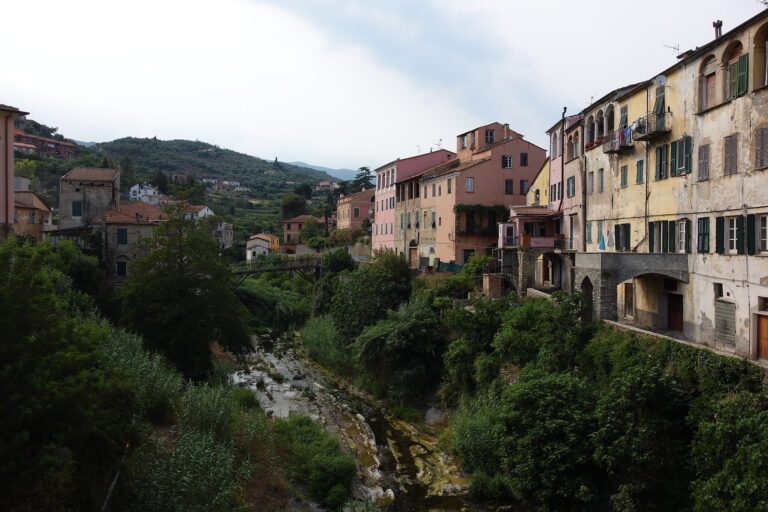 Dolcedo affacciata sul torrente