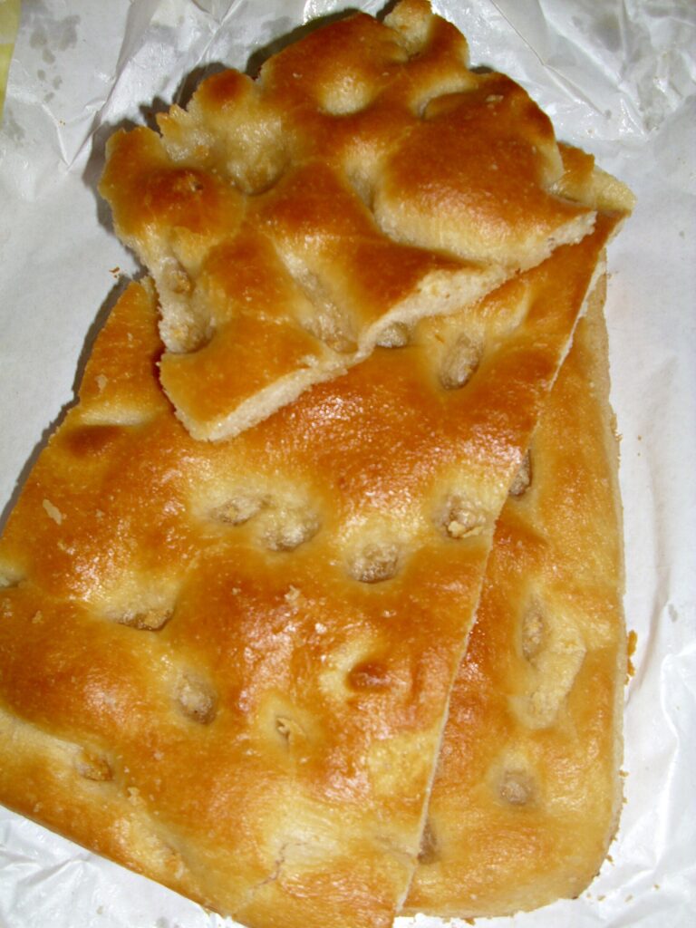 Fette di focaccia genovese con le fossette ben visibili
