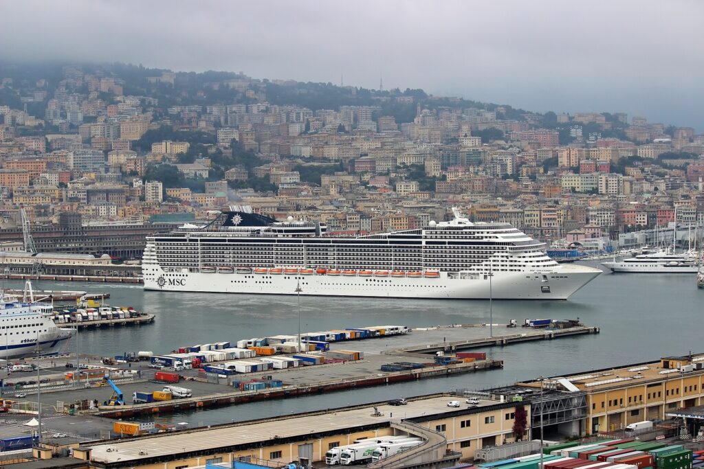 Nave da crociera MSC in manovra nel porto di Genova