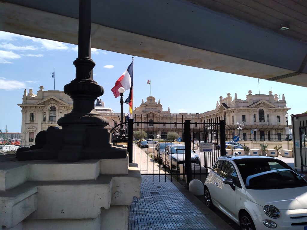 La facciata storica della Stazione Marittima di Genova vista dal varco del porto