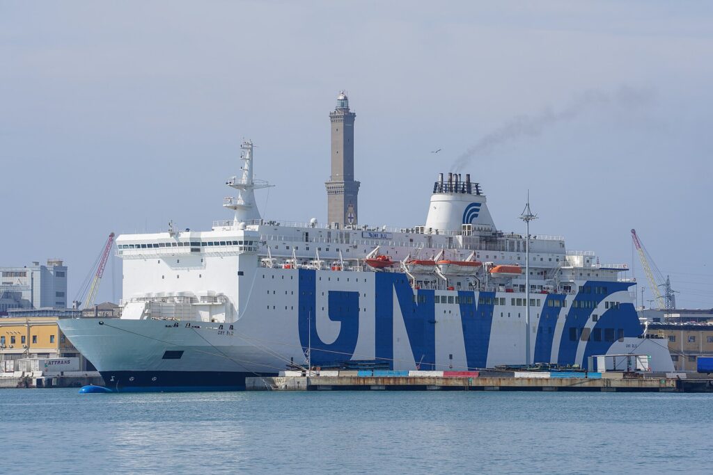 Traghetto GNV ormeggiato nel porto di Genova con la Lanterna sullo sfondo