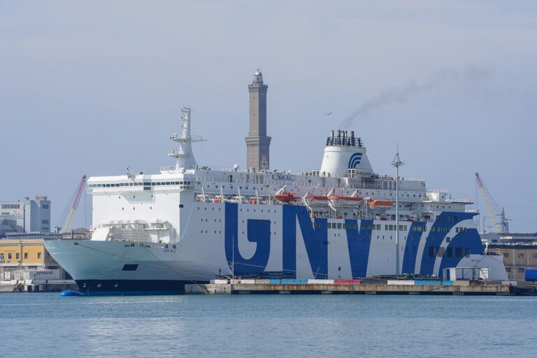 Traghetto GNV ormeggiato nel porto di Genova con la Lanterna sullo sfondo