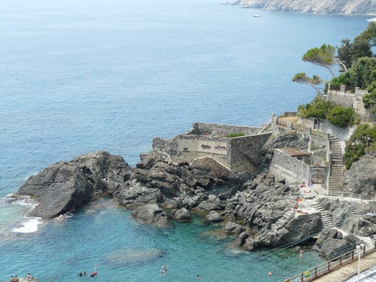 Gli scogli della spiaggia di Framura
