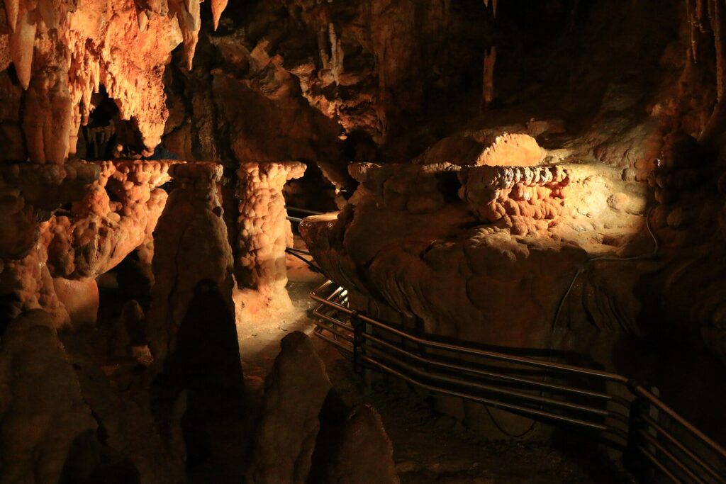 Passerella e concrezioni lungo il percorso delle Grotte di Toirano