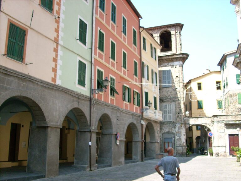 I portici nel centro di Badalucco