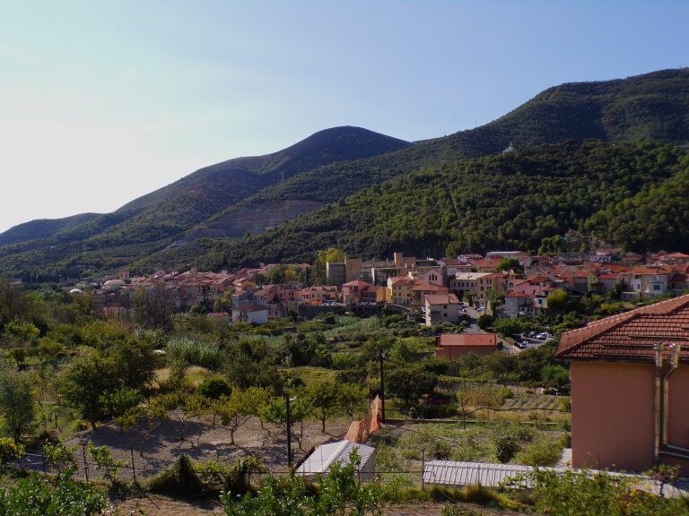 Il borgo di Toirano e le colline