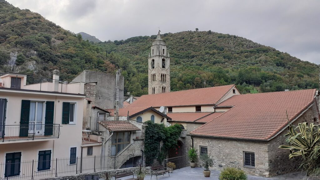 Il borgo di Zuccarello con il campanile
