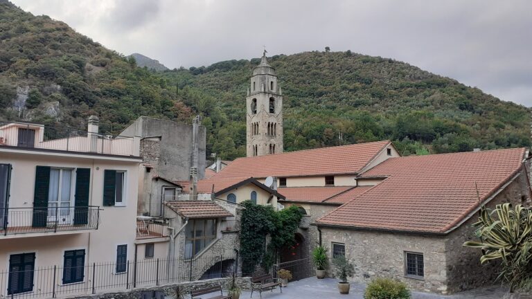 Il borgo di Zuccarello con il campanile
