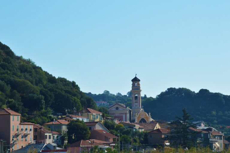 Il borgo e la chiesa di San Nicolò ad Albisola Superiore