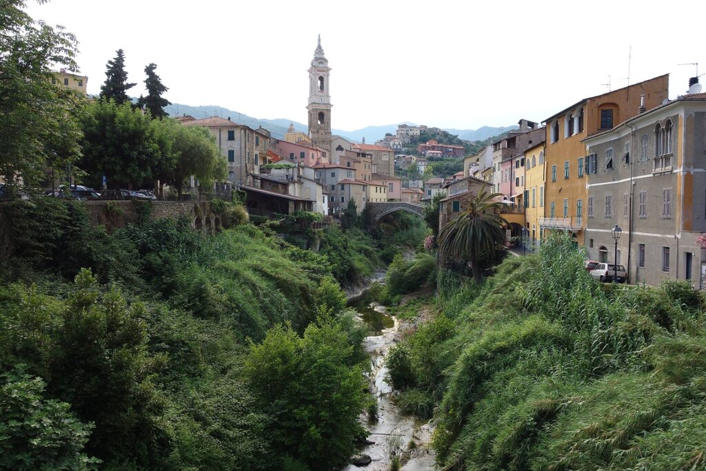 Il campanile e il borgo di Dolcedo dal torrente