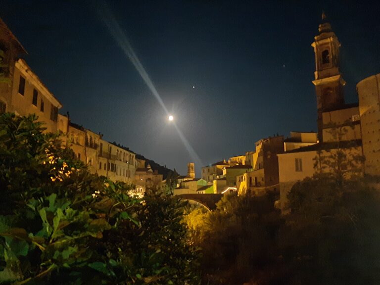 Il centro di Dolcedo di notte