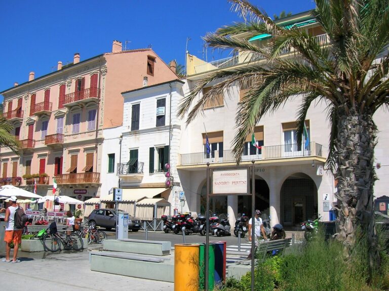 Il centro di Ospedaletti con le palme