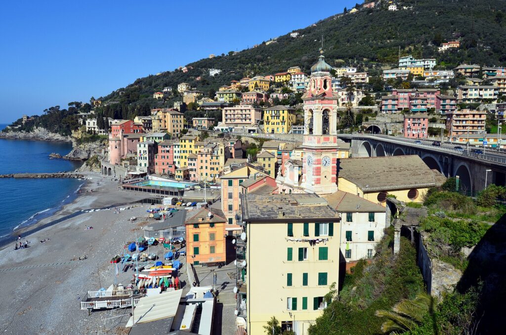Il centro e la spiaggia di Sori