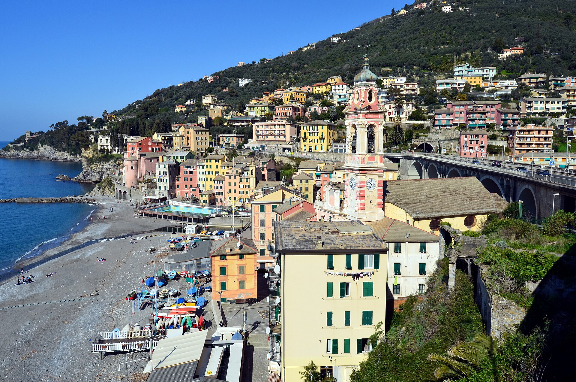Il centro e la spiaggia di Sori