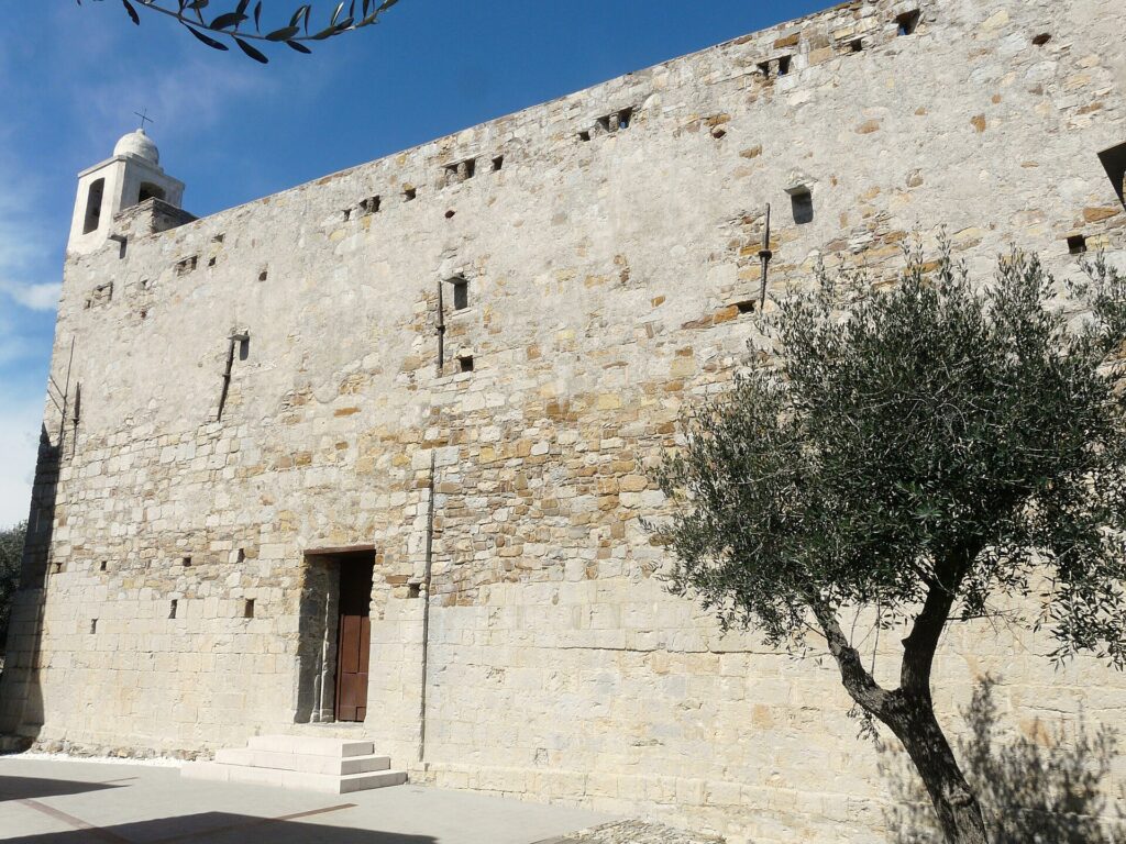 Il fianco della chiesa-fortezza di San Pietro
