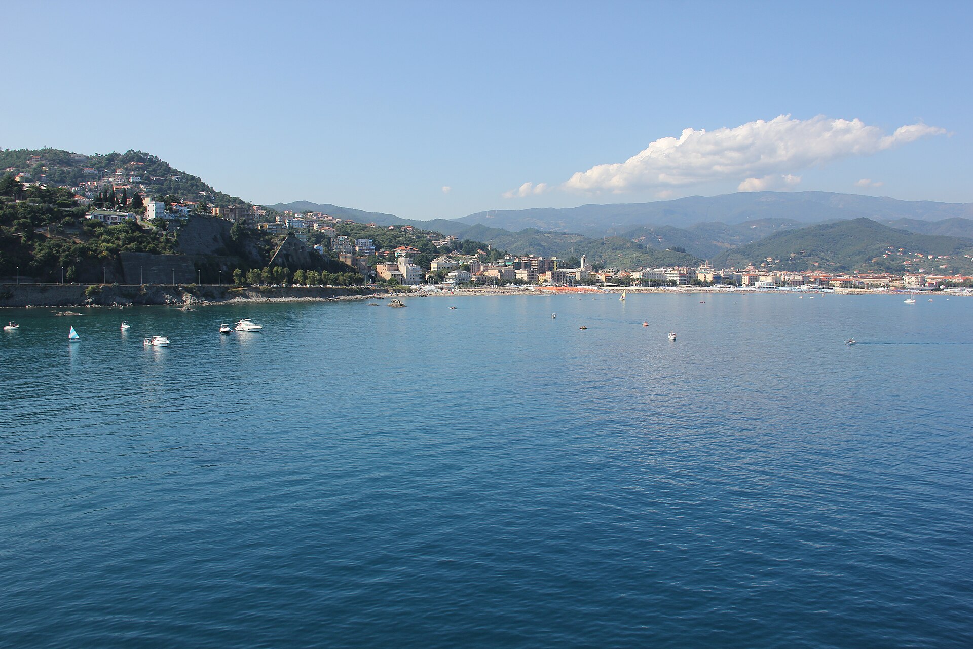 Il golfo di Albissola Marina dal mare