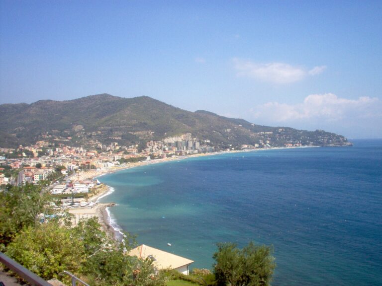 Il golfo di Spotorno visto dall'alto
