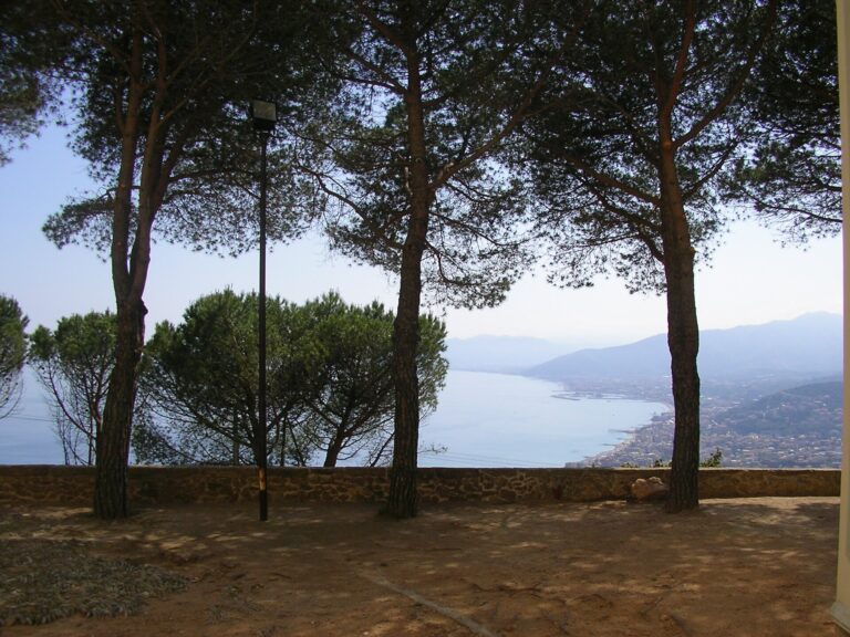 Il golfo visto dai pini del borgo di Verezzi