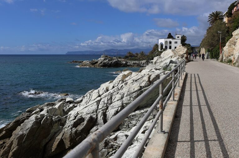 Il lungomare di Cogoleto sugli scogli