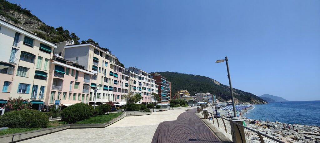 Il lungomare di Deiva Marina e le case sul mare