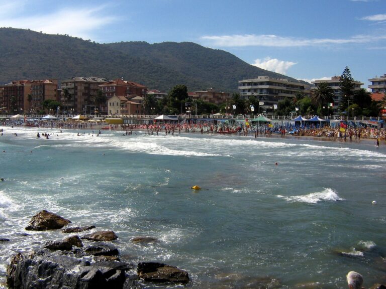 Il lungomare e la spiaggia di Andora