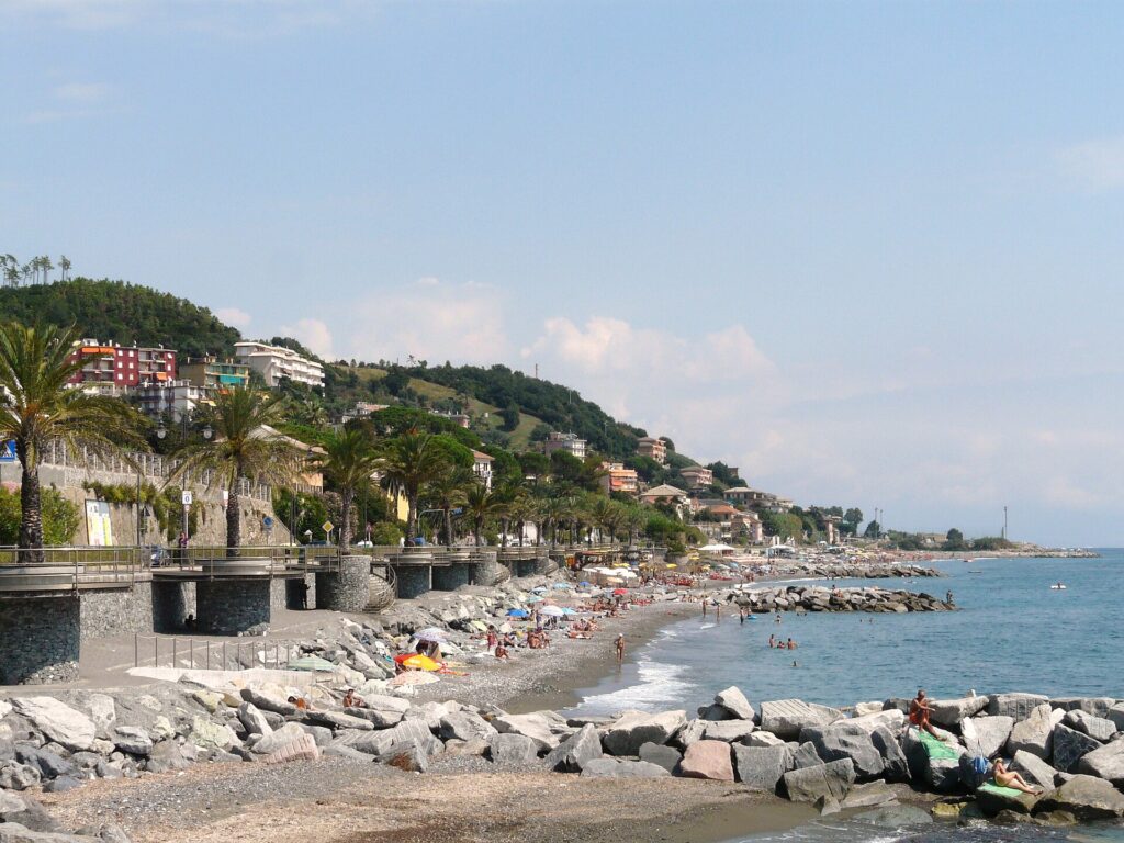 Il lungomare e la spiaggia di Cogoleto